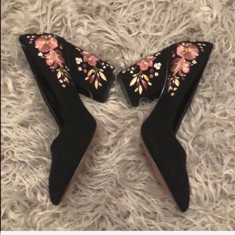 99% BRAND NEW FLORAL HEELS